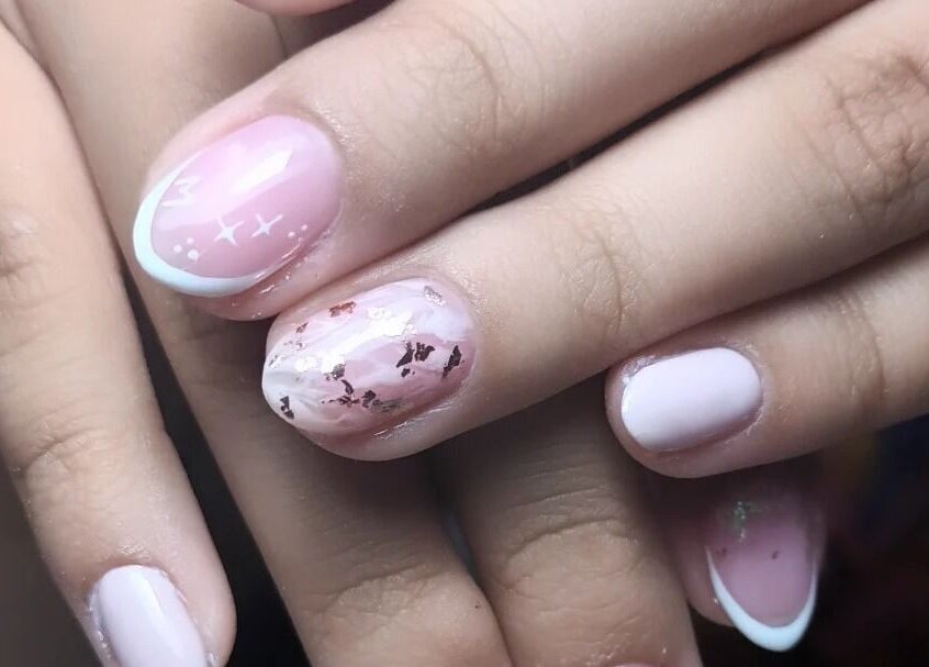 Diseño de uñas brillantes en Loto Nails Art, Sabaneta, Antioquia, CO.