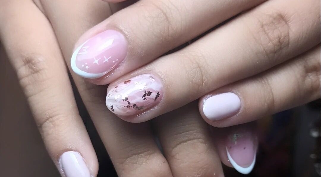 Diseño de uñas brillantes en Loto Nails Art, Sabaneta, Antioquia, CO.