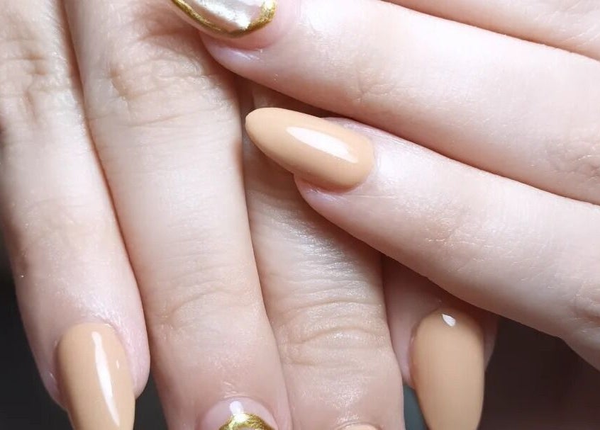 Manicura elegante en tonos nude y dorado en Loto Nails Art, Sabaneta, Antioquia, CO.