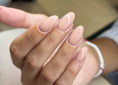 Красива маникюра в MG Art Nails, Смолян, Смолян, BG, с елегантна форма и безупречно покритие.