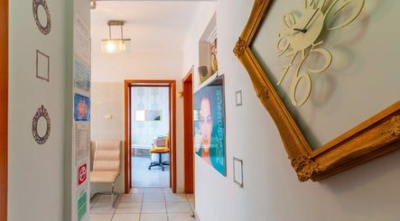 Intrare elegantă la Salon Blooms Beauty - Micropigmentare Sprancene Bucuresti, situat în București, București, RO.