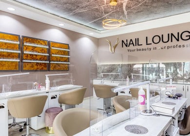 Không gian sang trọng tại V Nail Lounge, Frankfurt Am Main, Hessen, DE, nổi bật với bàn ghế hiện đại.