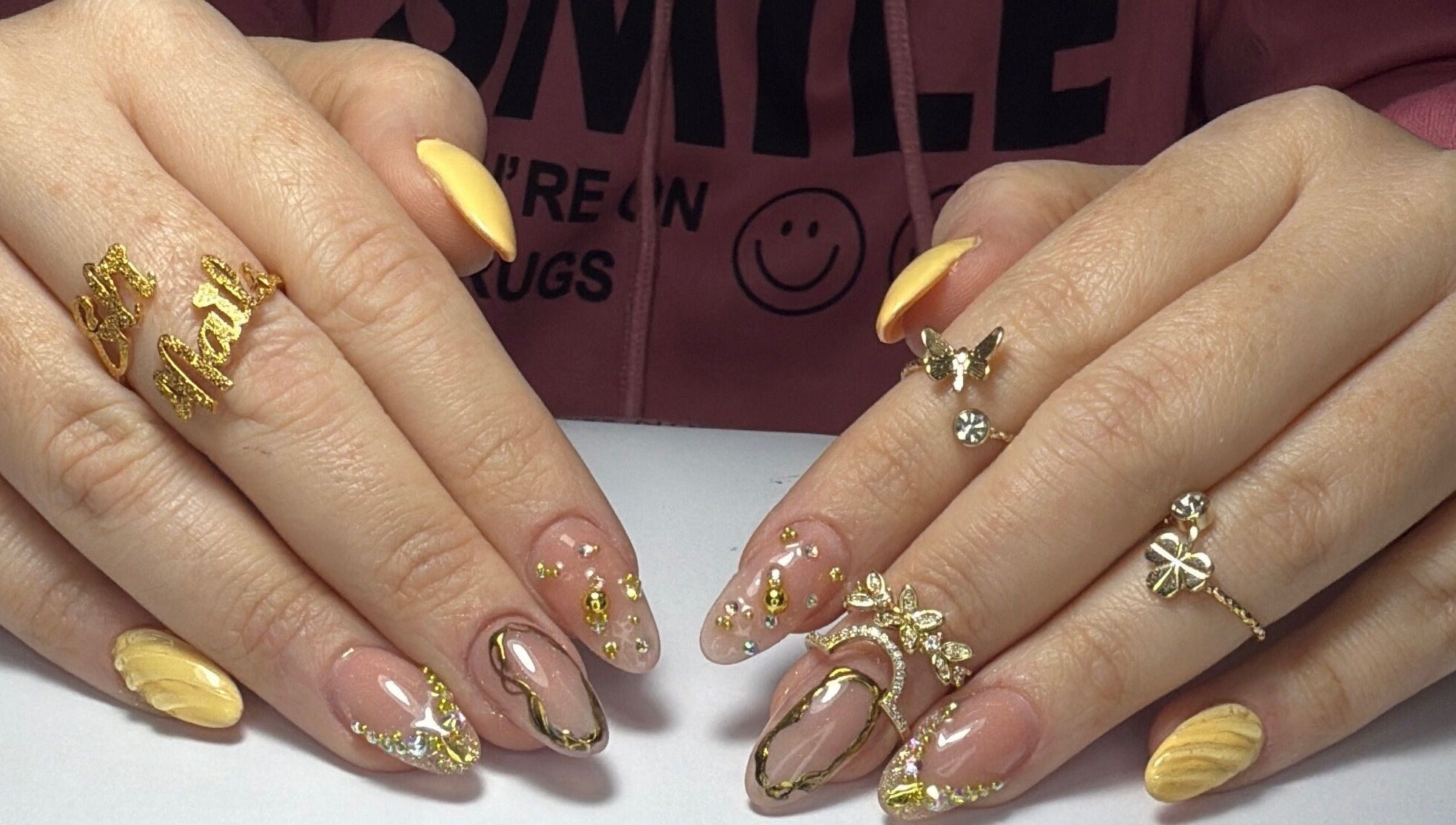 Diseño de uñas con detalles dorados en Eli Nails, Santiago, Región Metropolitana, CL.