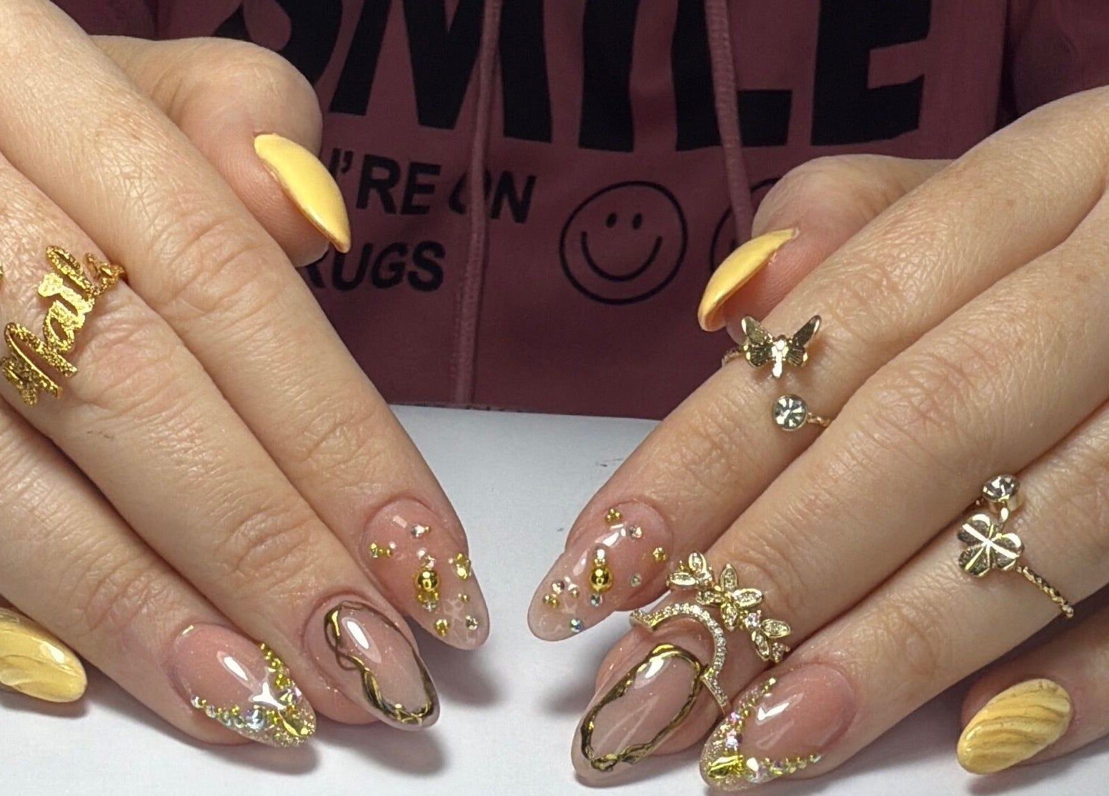 Diseño de uñas con detalles dorados en Eli Nails, Santiago, Región Metropolitana, CL.