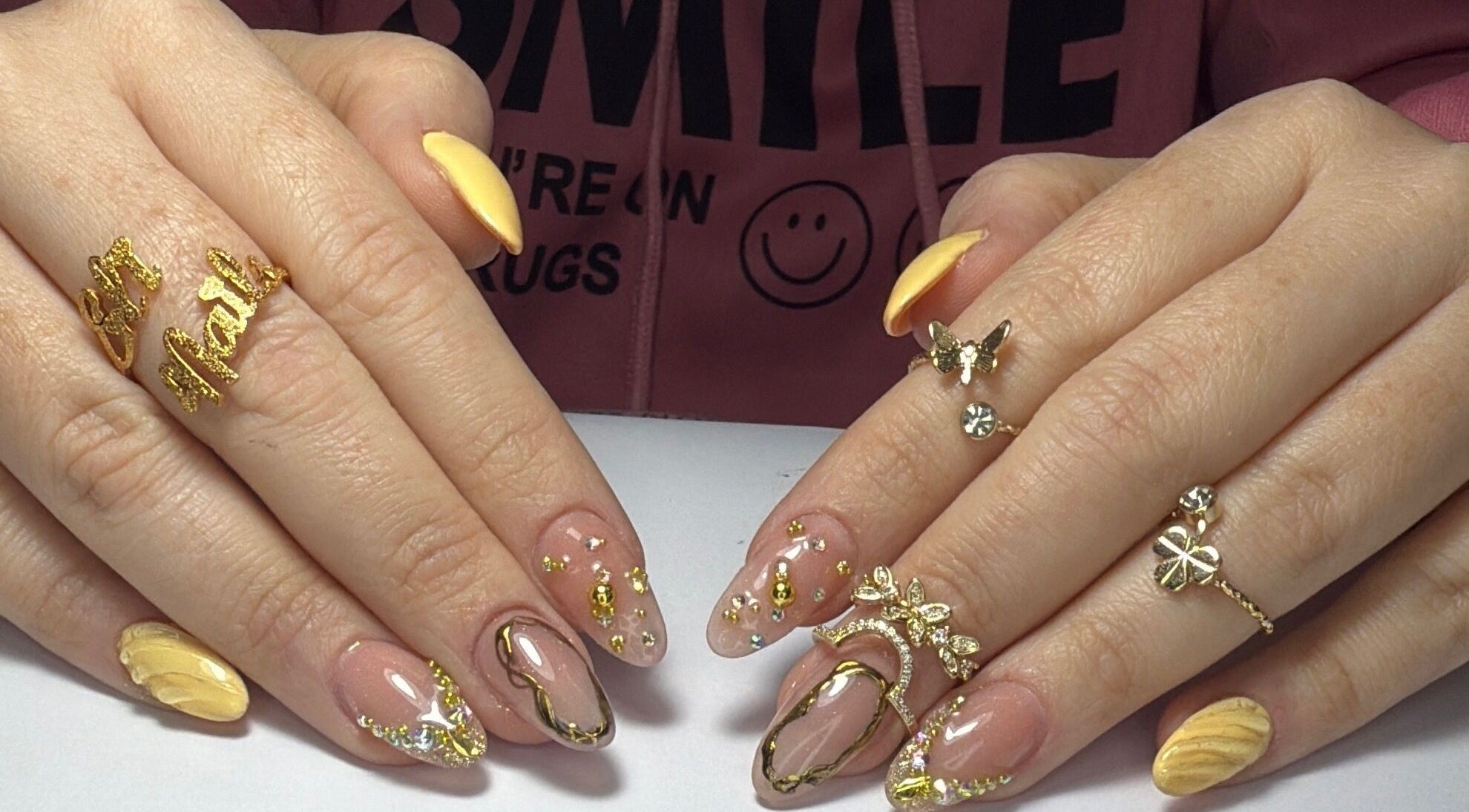 Diseño de uñas con detalles dorados en Eli Nails, Santiago, Región Metropolitana, CL.