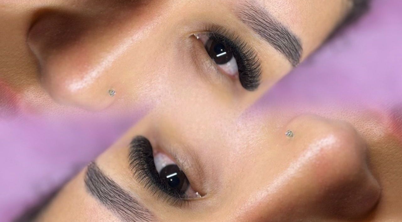 Primer plano de extensiones de pestañas en Eli Nails, Santiago, Región Metropolitana, CL.