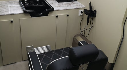 Elegant barberstol og vask hos Barberer Olsen i Trøndelag, Trøndelag, NO.