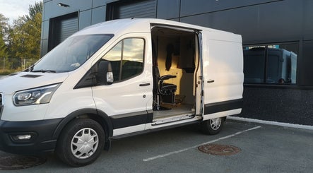 Barberer Olsen i Trøndelag tilbyr mobil frisørservice i varebil, perfekt for travle kunder.