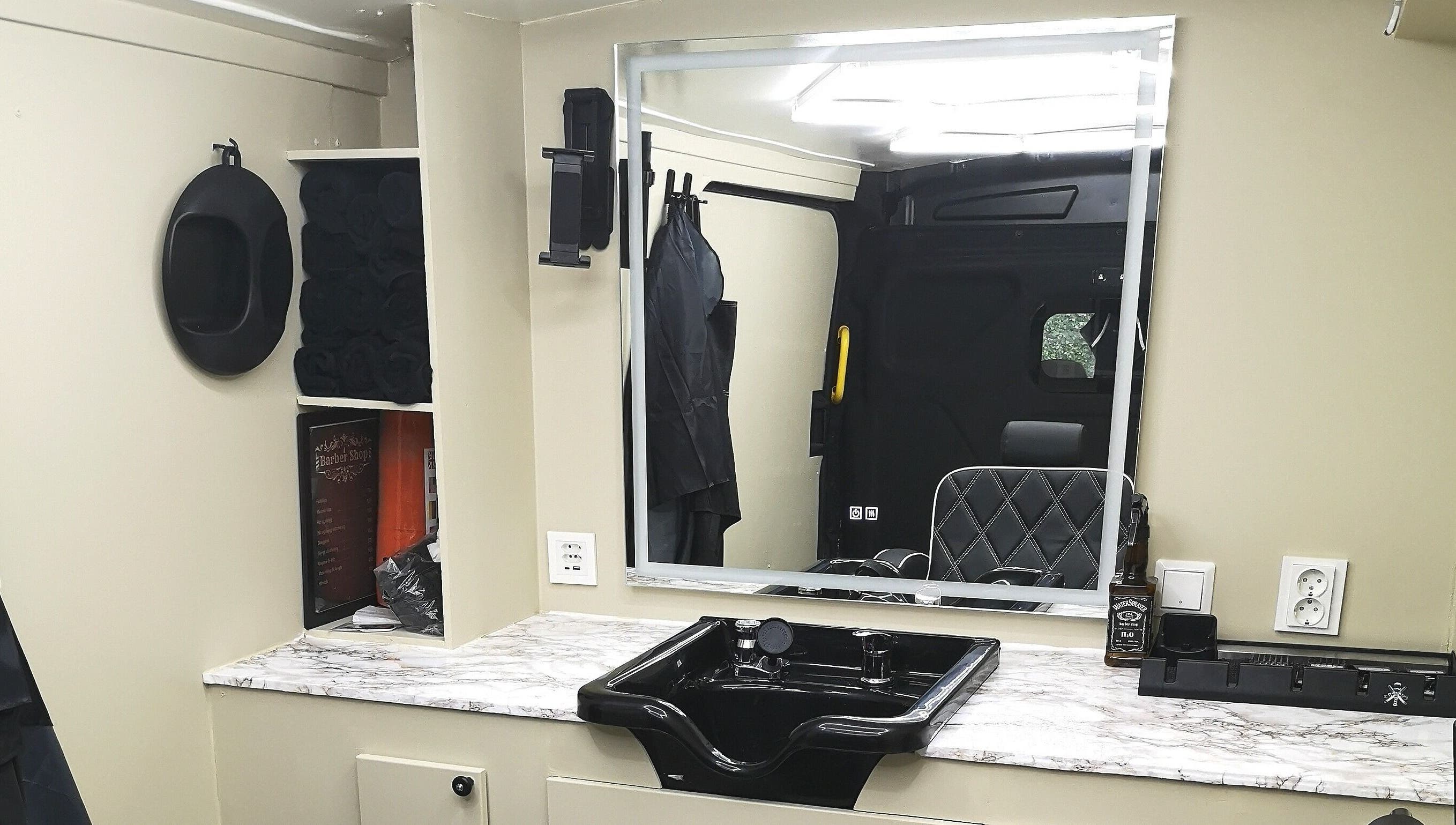 Moderne frisørsalonginteriør hos Barberer Olsen i Trøndelag, Trøndelag, NO.