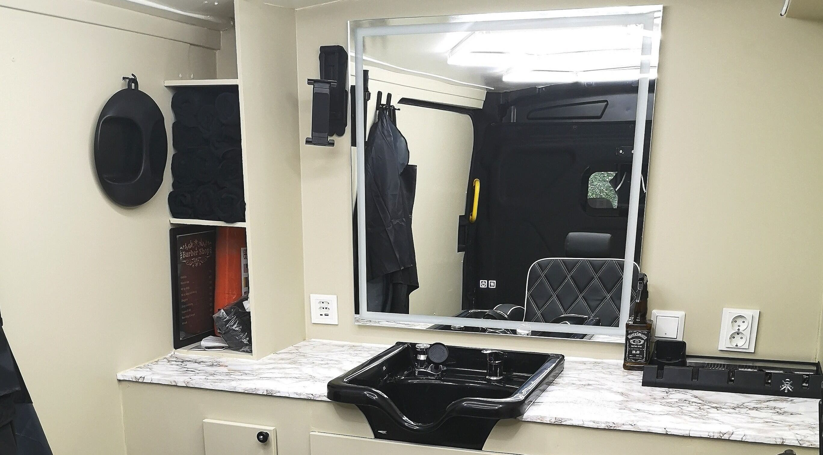 Moderne frisørsalonginteriør hos Barberer Olsen i Trøndelag, Trøndelag, NO.