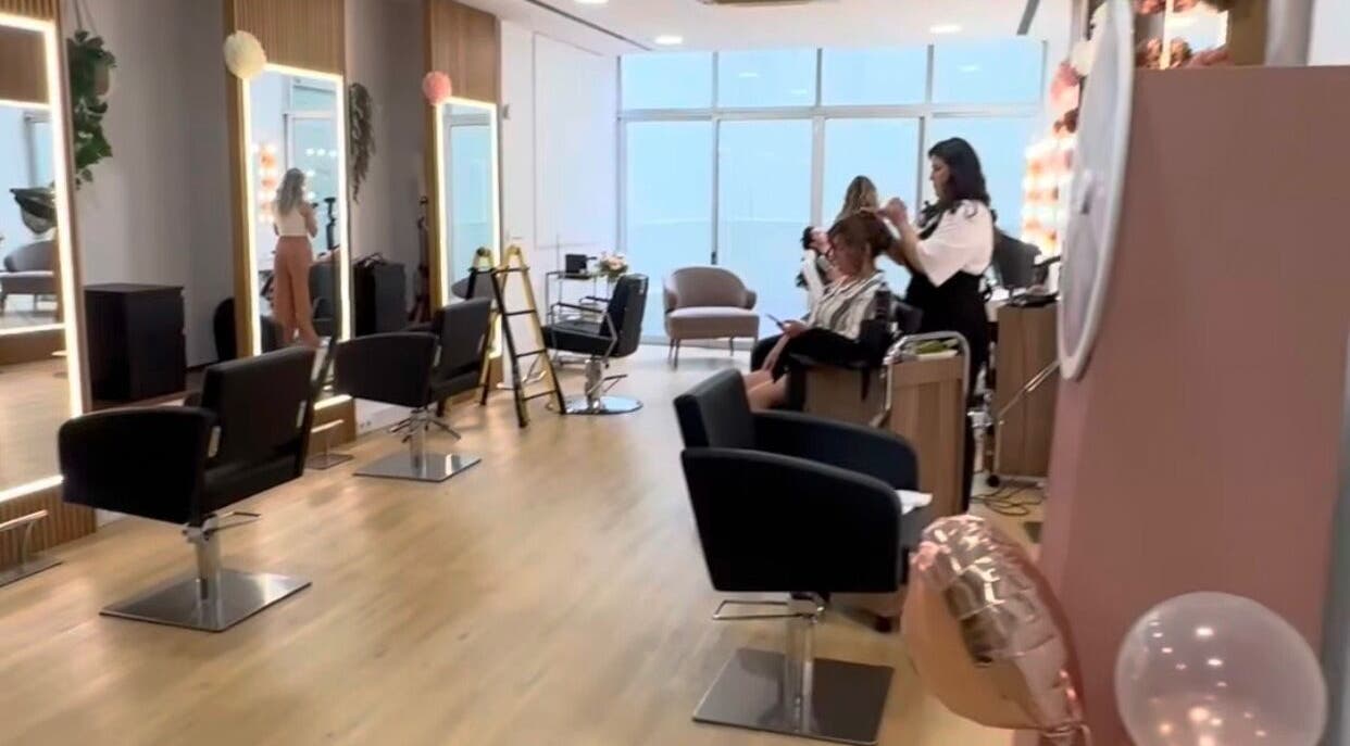 Interior moderno do salão Domenica Nails em Braga, PT com cadeiras de salão e espelhos iluminados.