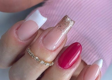 Unhas decoradas na Domenica Nails em Braga, PT, mostrando design elegante e brilhante.