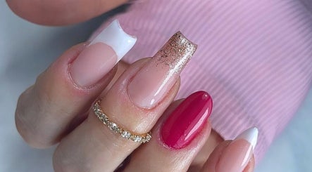 Unhas decoradas na Domenica Nails em Braga, PT, mostrando design elegante e brilhante.