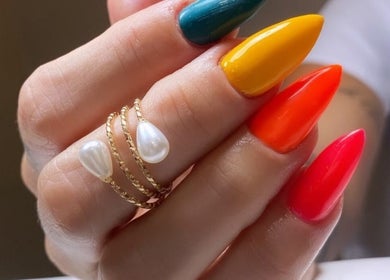 Unhas multicoloridas e brilhantes no Domenica Nails em Braga, PT.