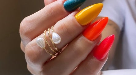 Unhas multicoloridas e brilhantes no Domenica Nails em Braga, PT.