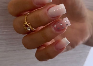 Unhas elegantes com decoração de diamantes no Domenica Nails, Braga, PT.