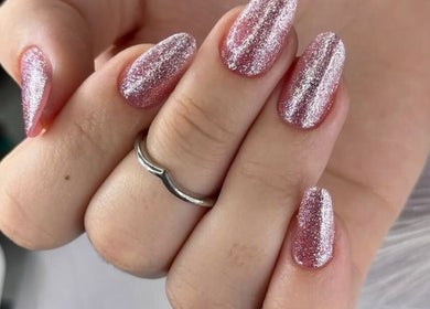 Unhas brilhantes em rosa na Domenica Nails, Braga, PT. Beleza e elegância em destaque.