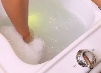 Tratamento de pedicure em spa na Domenica Nails, Braga, PT, com imersão relaxante em água espumante.