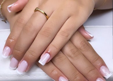 Manicure francesa impecável no Domenica Nails em Braga, PT, destacando unhas elegantes e bem cuidadas.