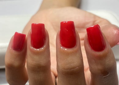 Manicure com unhas vermelhas em Domenica Nails, Braga, PT, destacando beleza e estilo.