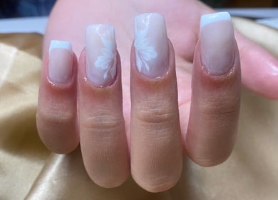 Unhas decoradas com design floral em Domenica Nails, Braga, PT. Unhas elegantes e artísticas para um toque único.