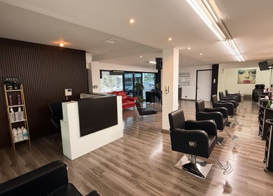 Interior moderno de CAPILARIUM VIA BRASIL en Panamá, Provincia De Panamá, PA, con sillas elegantes y ambiente acogedor.