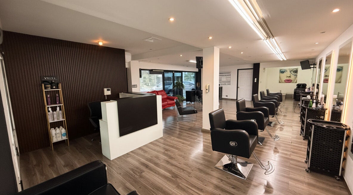 Interior moderno de CAPILARIUM VIA BRASIL en Panamá, Provincia De Panamá, PA, con sillas elegantes y ambiente acogedor.