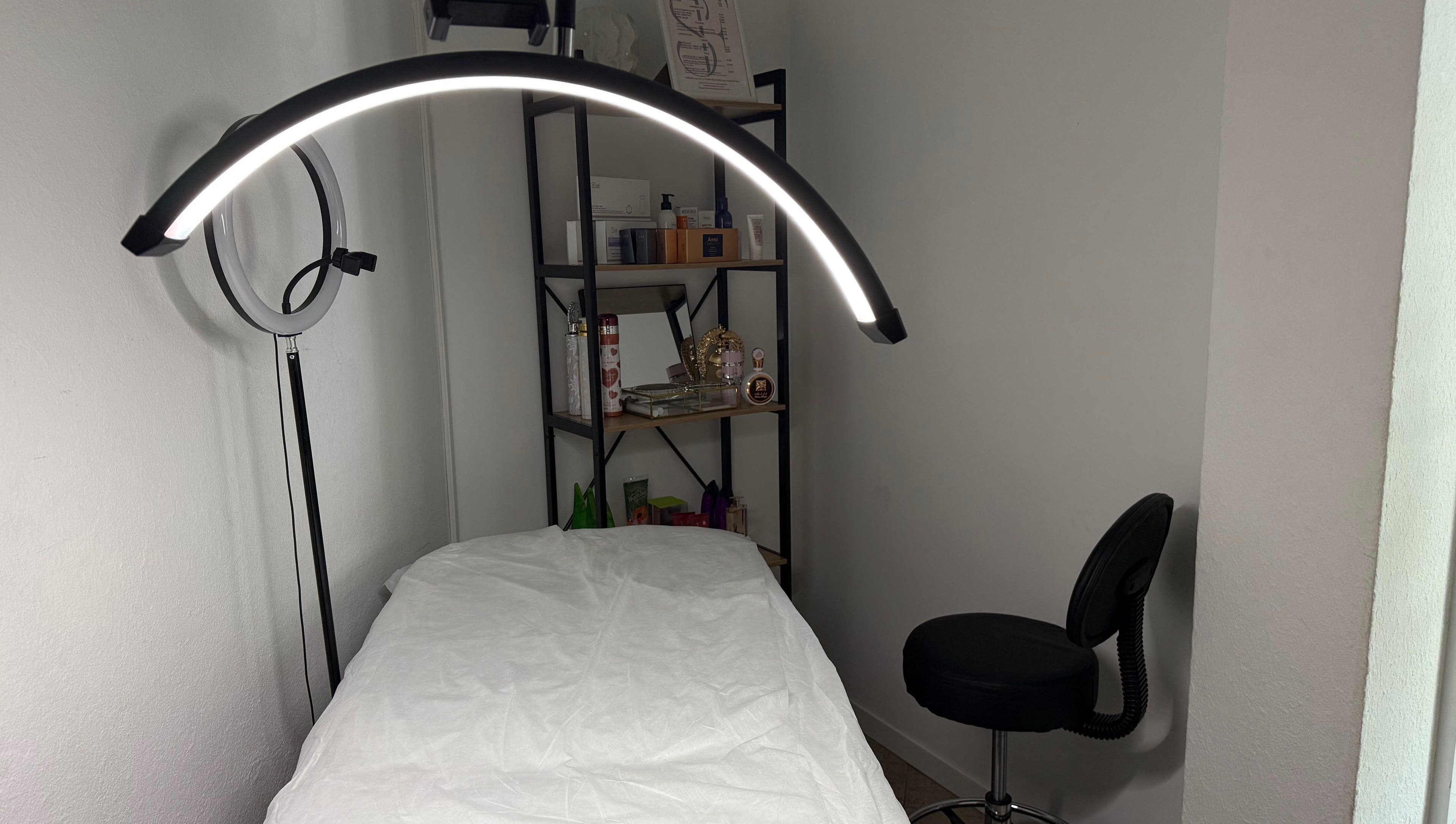 Sala de tratamento em Sofia Freitas Studio beauty, Algueirão-mem Martins, Lisboa, PT, com iluminação e estética.