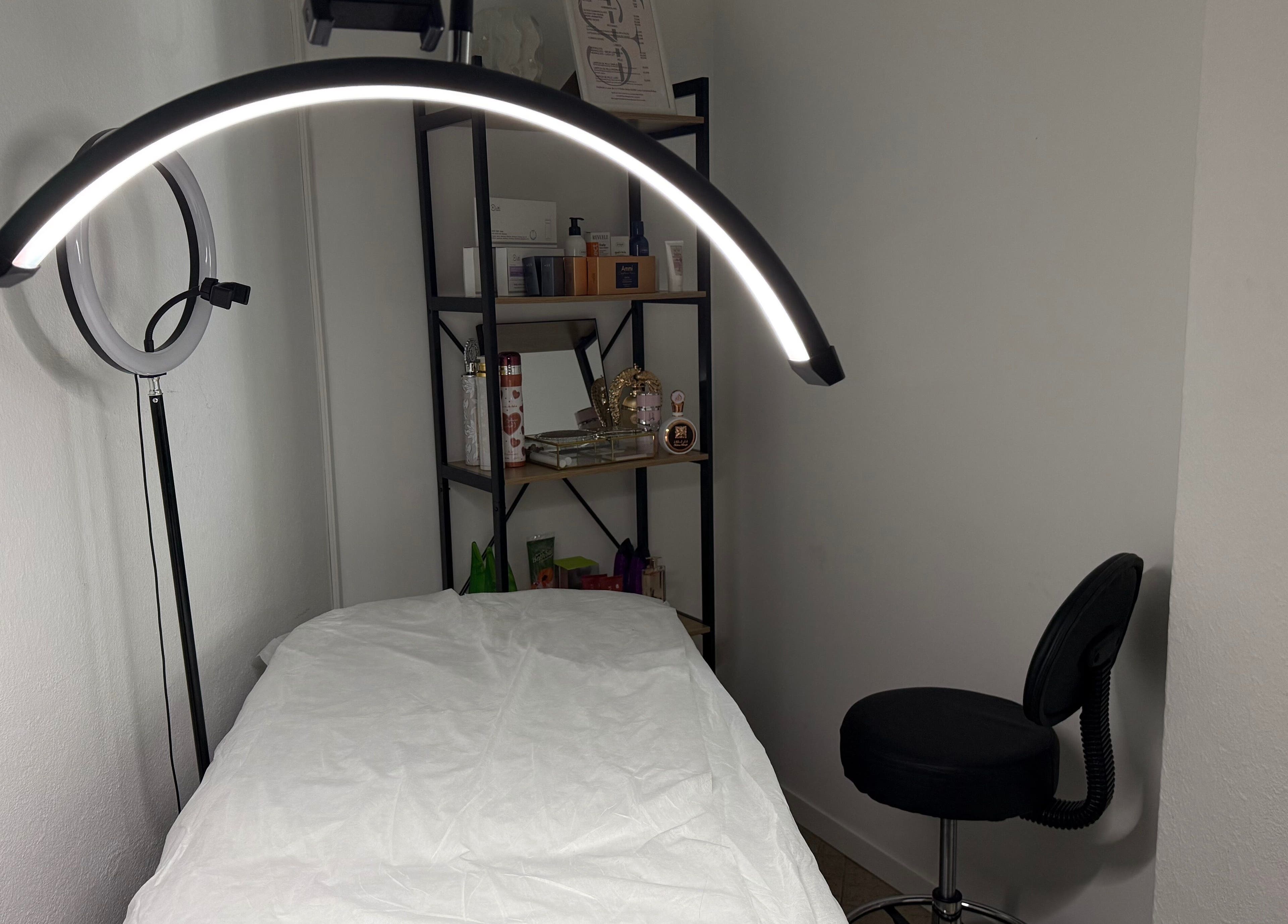 Sala de tratamento em Sofia Freitas Studio beauty, Algueirão-mem Martins, Lisboa, PT, com iluminação e estética.