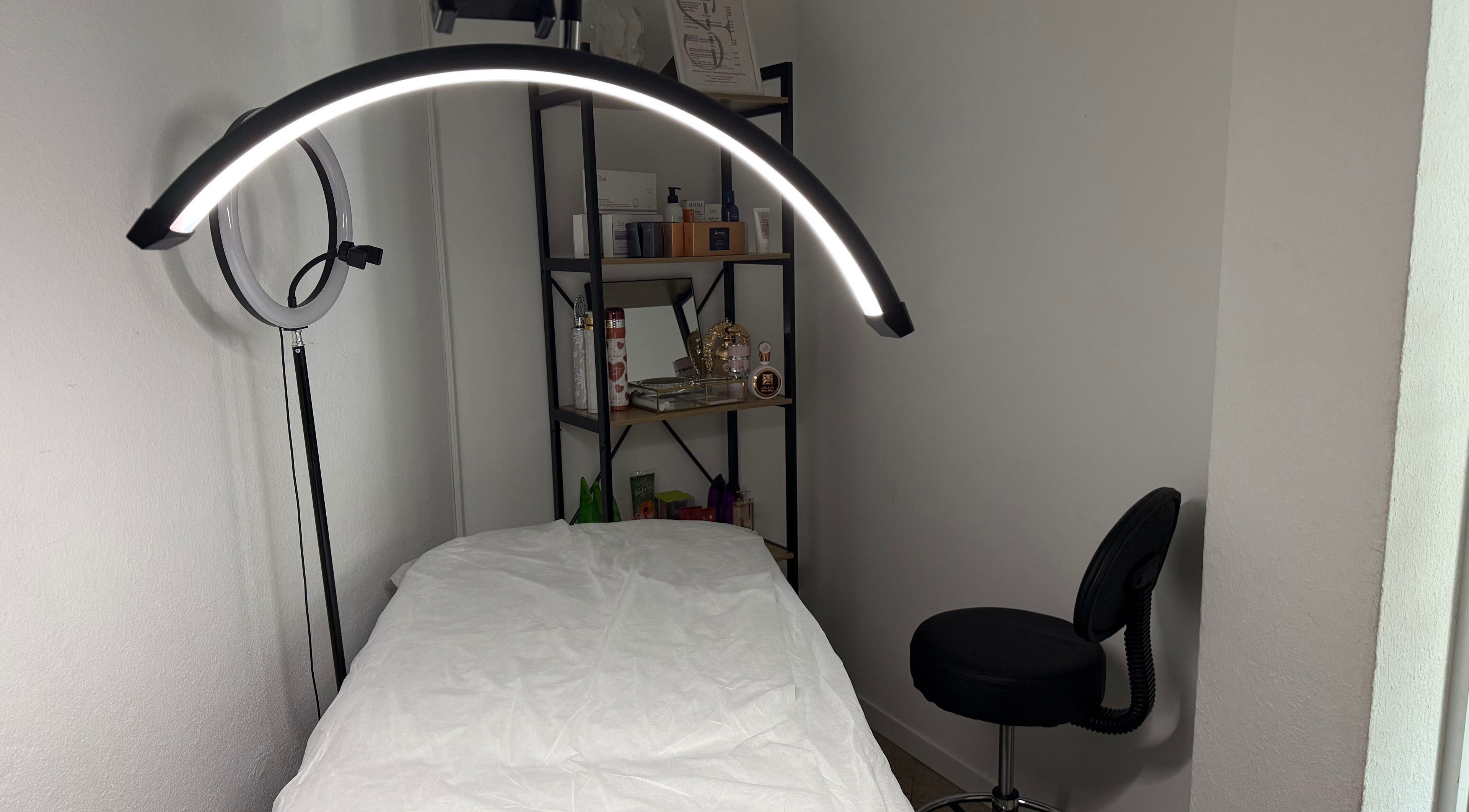 Sala de tratamento em Sofia Freitas Studio beauty, Algueirão-mem Martins, Lisboa, PT, com iluminação e estética.