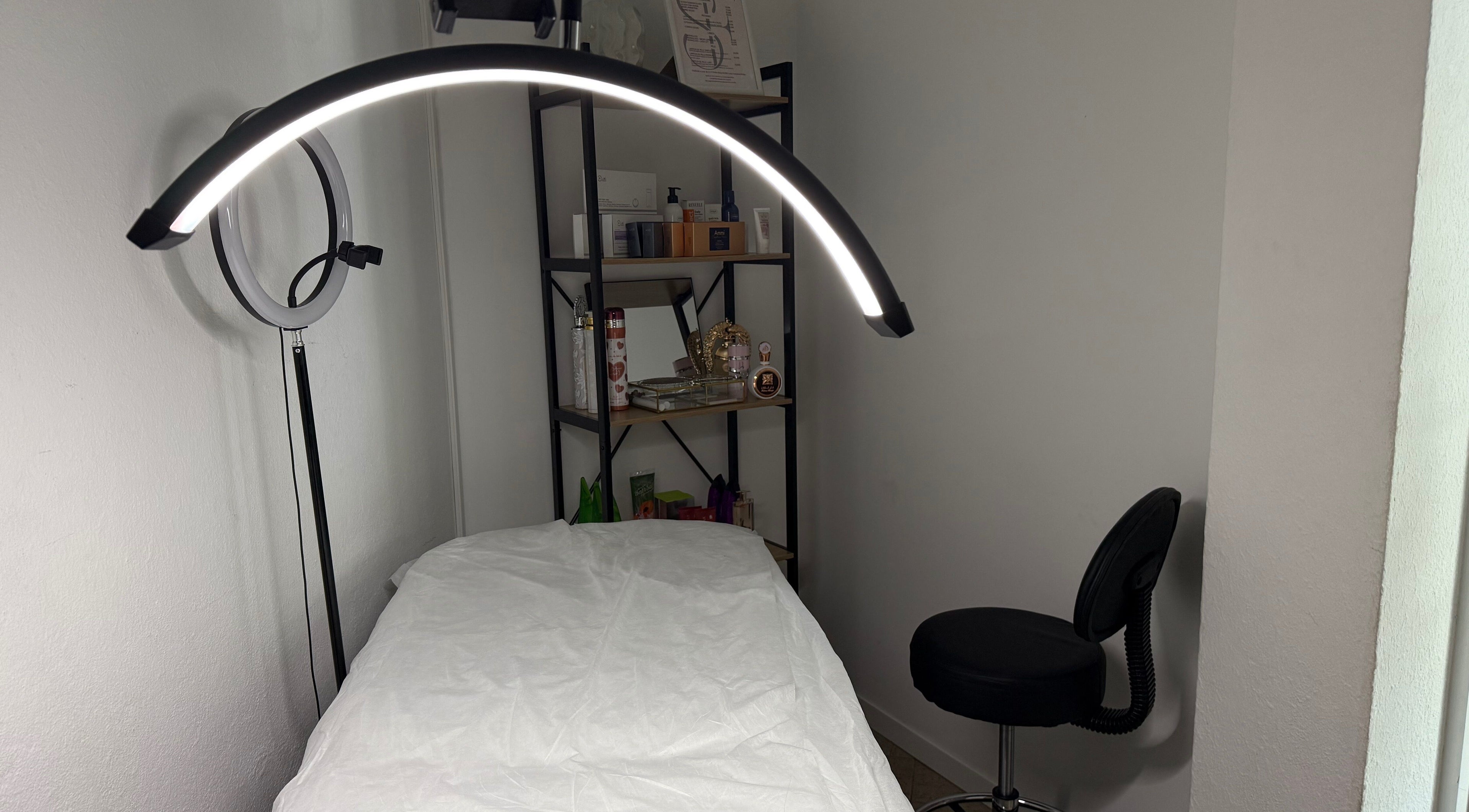 Sala de tratamento em Sofia Freitas Studio beauty, Algueirão-mem Martins, Lisboa, PT, com iluminação e estética.