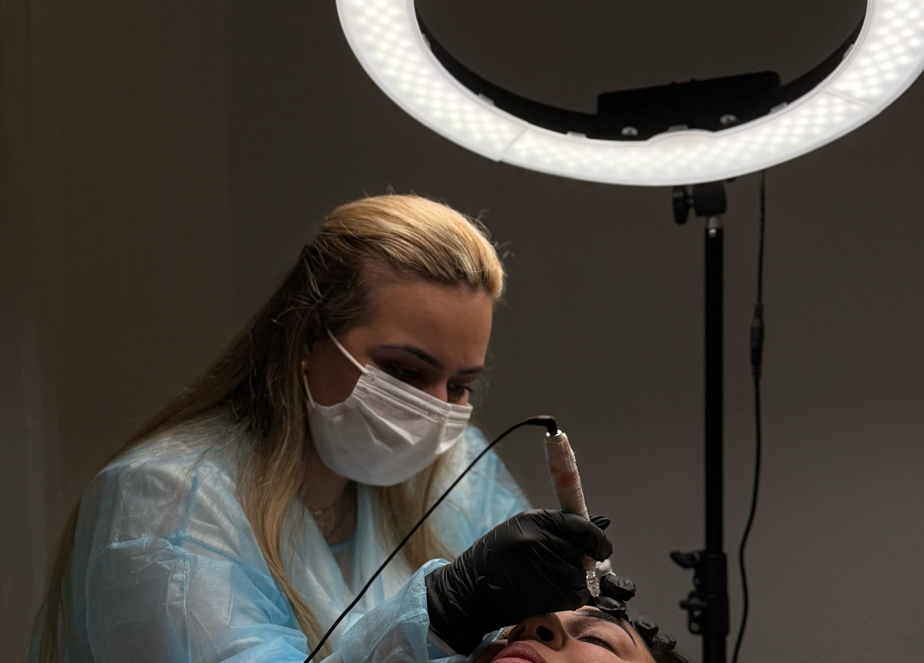 Profissional realizando tratamento facial em Sofia Freitas Studio beauty, Algueirão-mem Martins, Lisboa, PT.