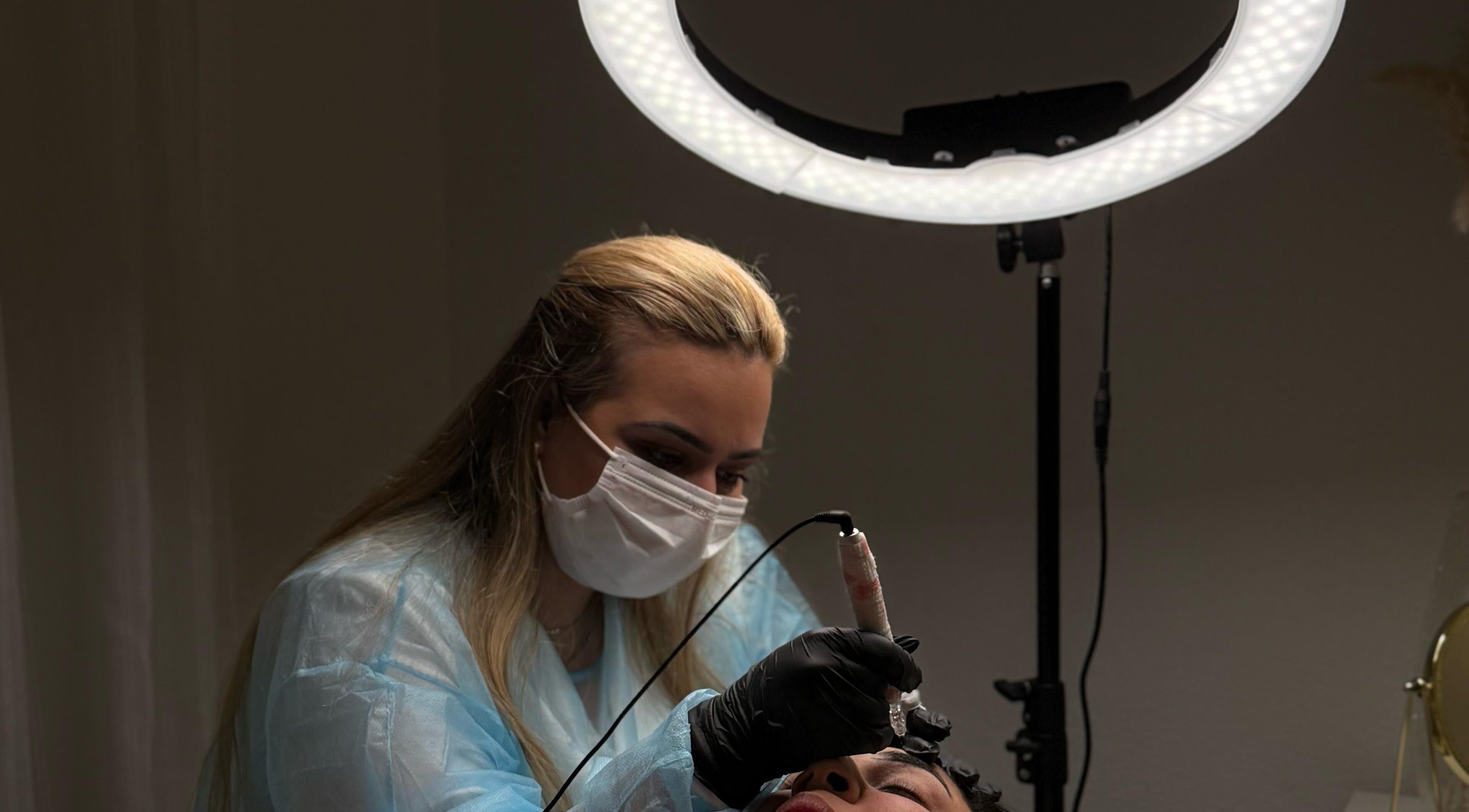 Profissional realizando tratamento facial em Sofia Freitas Studio beauty, Algueirão-mem Martins, Lisboa, PT.