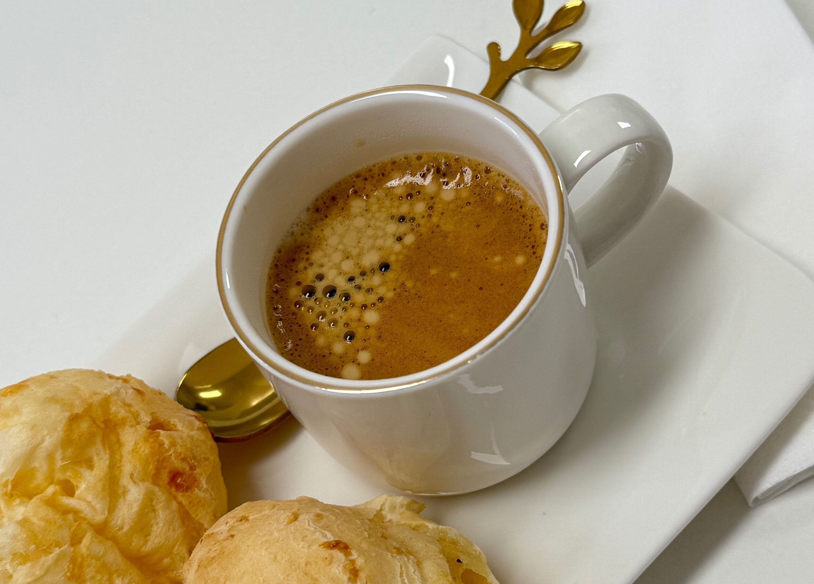 Café servido no Sofia Freitas Studio beauty, Algueirão-mem Martins, Lisboa, PT, com biscoitos.