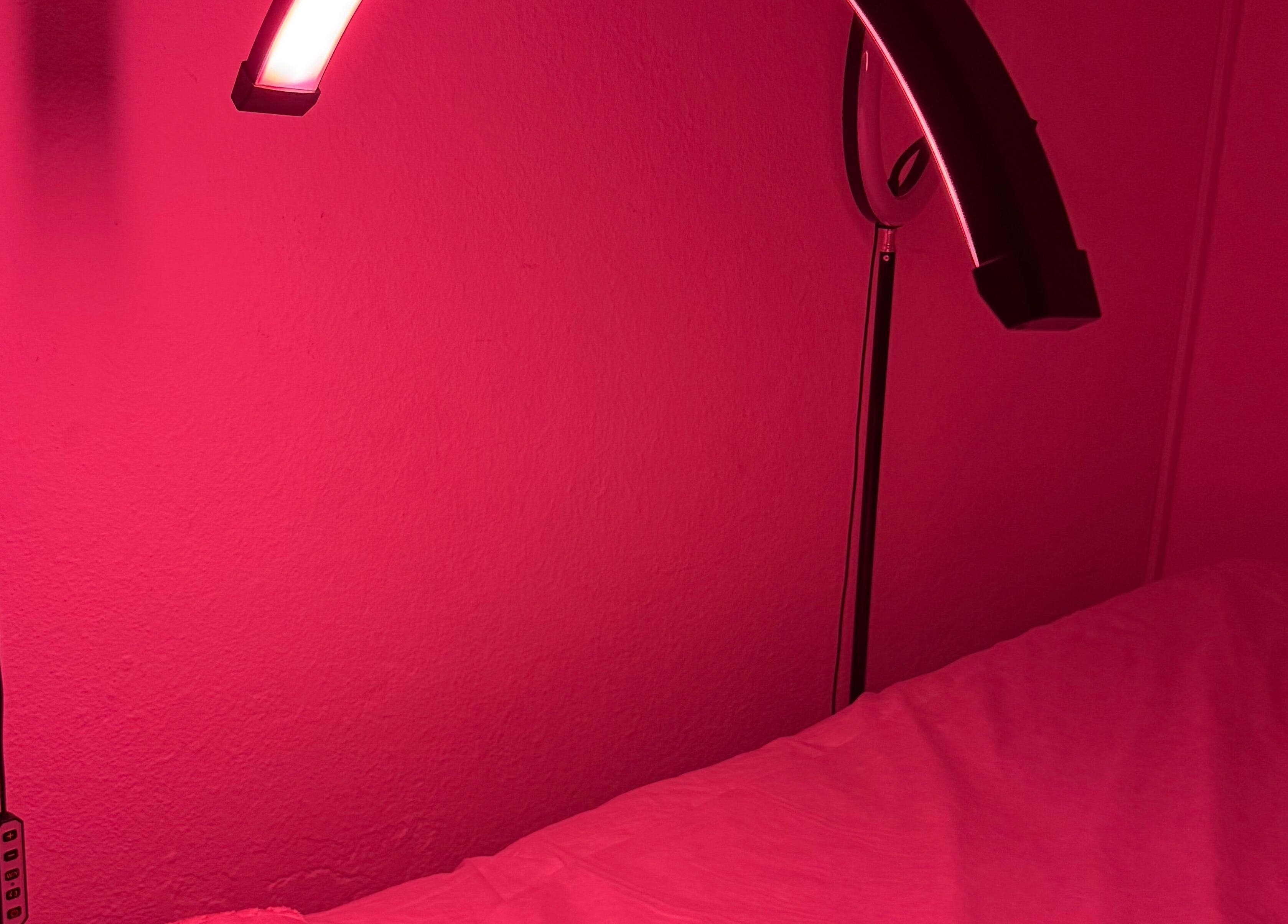 Ambiente relaxante com luz vermelha no Sofia Freitas Studio beauty, Algueirão-Mem Martins, Lisboa, PT.