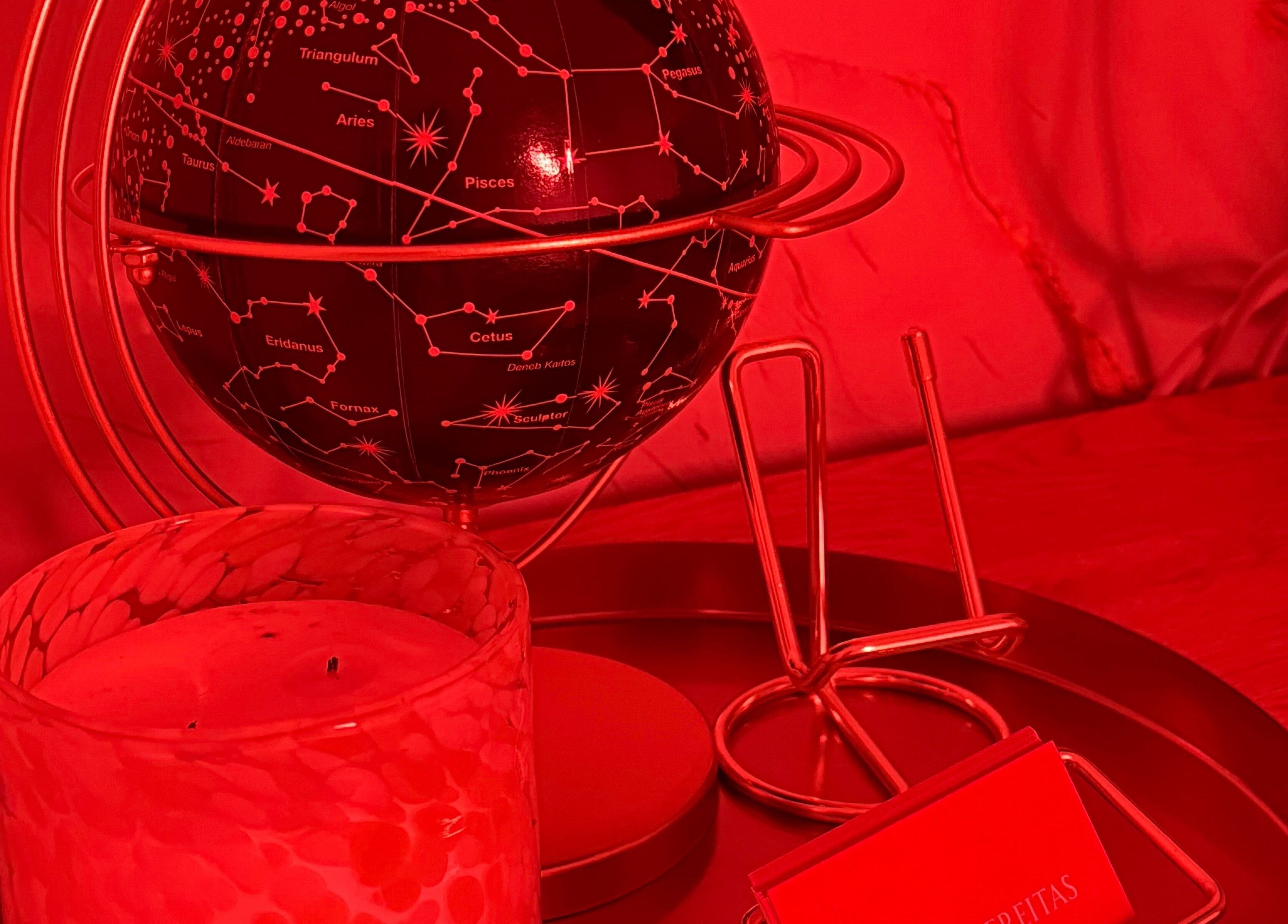 Ambiente acolhedor no Sofia Freitas Studio beauty em Algueirão-mem Martins, Lisboa, PT com globo celeste e vela.