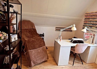 Nail studio bij Debbie Beck - Nails & Beauty, Heerhugowaard, met behandelstoel en manicuretafel.