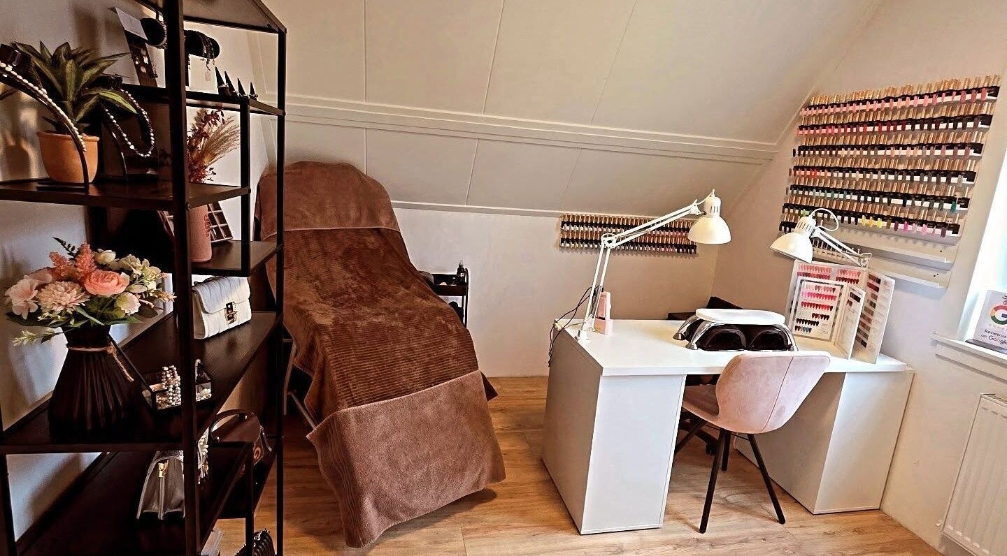 Nail studio bij Debbie Beck - Nails & Beauty, Heerhugowaard, met behandelstoel en manicuretafel.