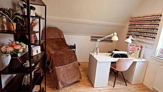 Debbie Beck - Nails & Beauty