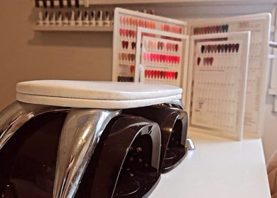Nageldroger en kleurenpalet bij Debbie Beck - Nails & Beauty in Heerhugowaard, Noord-holland, NL.