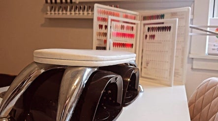 Nageldroger en kleurenpalet bij Debbie Beck - Nails & Beauty in Heerhugowaard, Noord-holland, NL.