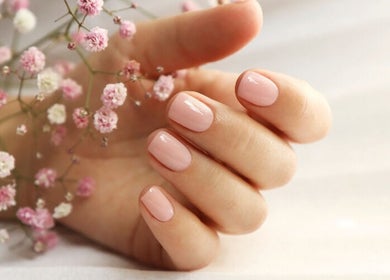Elegant gemanicuurde hand met bloemen bij Debbie Beck - Nails & Beauty, Heerhugowaard, Noord-holland, NL.