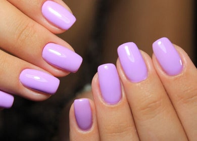Prachtige lila nagels bij Debbie Beck - Nails & Beauty in Heerhugowaard, Noord-holland, NL.