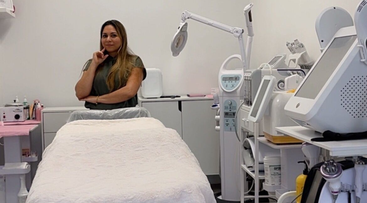 Interior de Violet Beauty Studio en Weston, Florida, US, mostrando tecnología avanzada de estética.