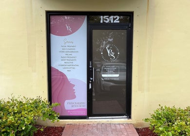 Entrada de Violet Beauty Studio en Weston, Florida, US con su amable bienvenida.