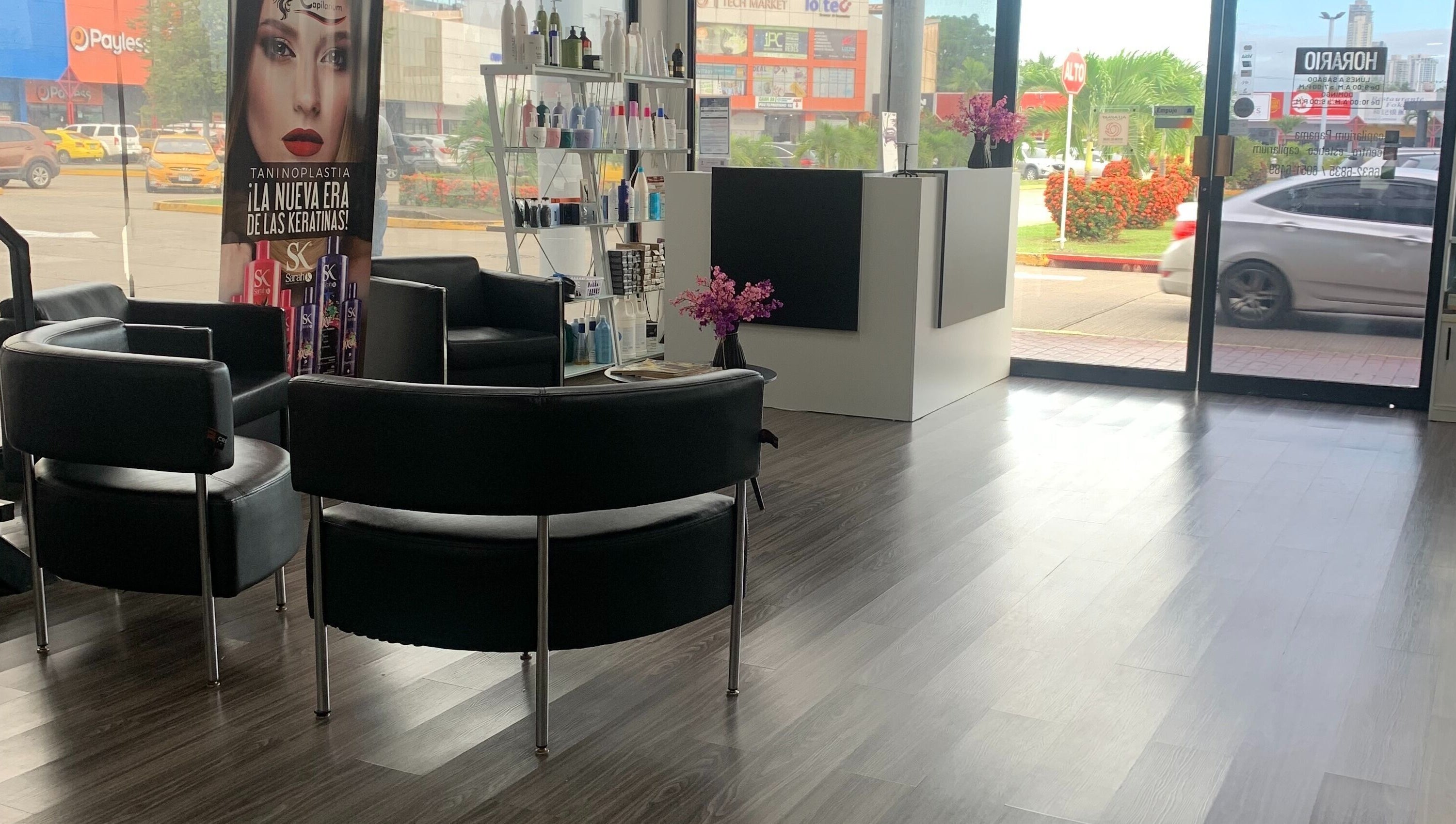 Recepción moderna de Capilarium Los Pueblos en Panamá, Provincia De Panamá, PA con elegantes sillas negras.