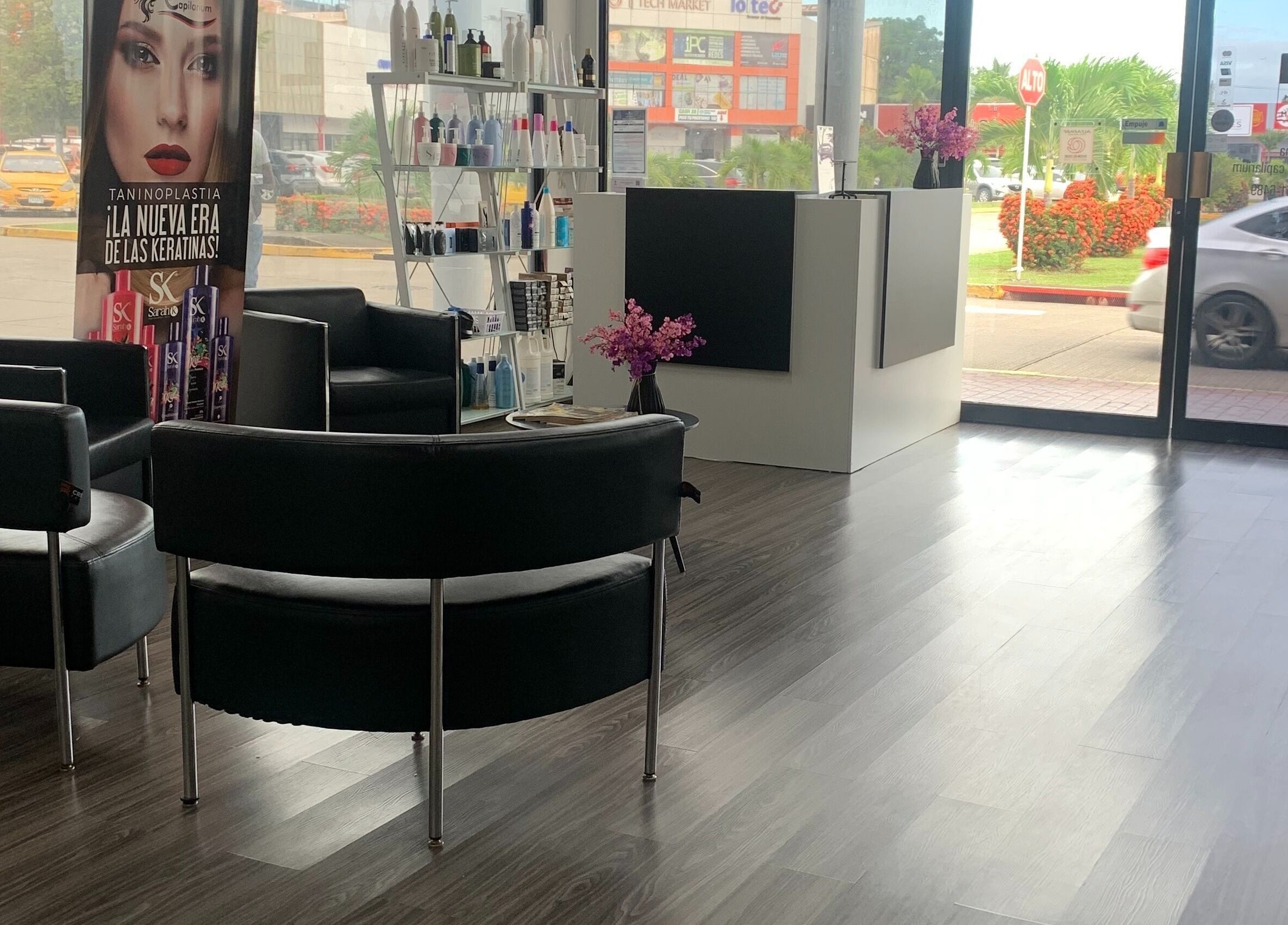 Recepción moderna de Capilarium Los Pueblos en Panamá, Provincia De Panamá, PA con elegantes sillas negras.