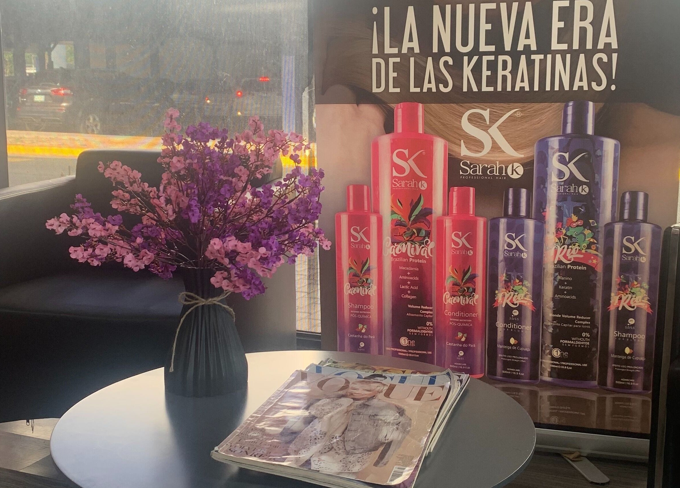 Sala de espera en Capilarium Los Pueblos, Panamá, Provincia De Panamá, PA, decorada con revistas y flores.