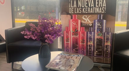 Sala de espera en Capilarium Los Pueblos, Panamá, Provincia De Panamá, PA, decorada con revistas y flores.