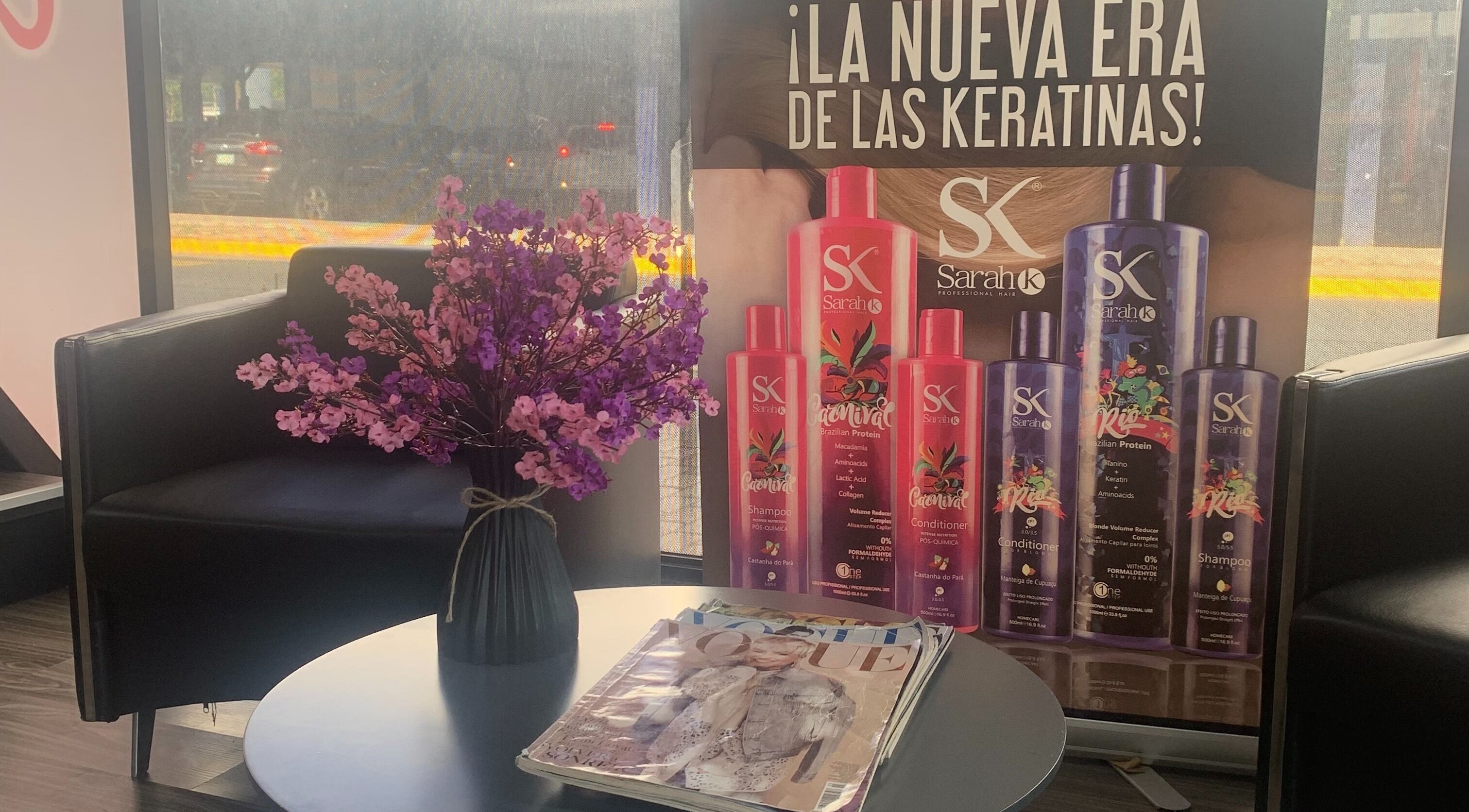 Sala de espera en Capilarium Los Pueblos, Panamá, Provincia De Panamá, PA, decorada con revistas y flores.